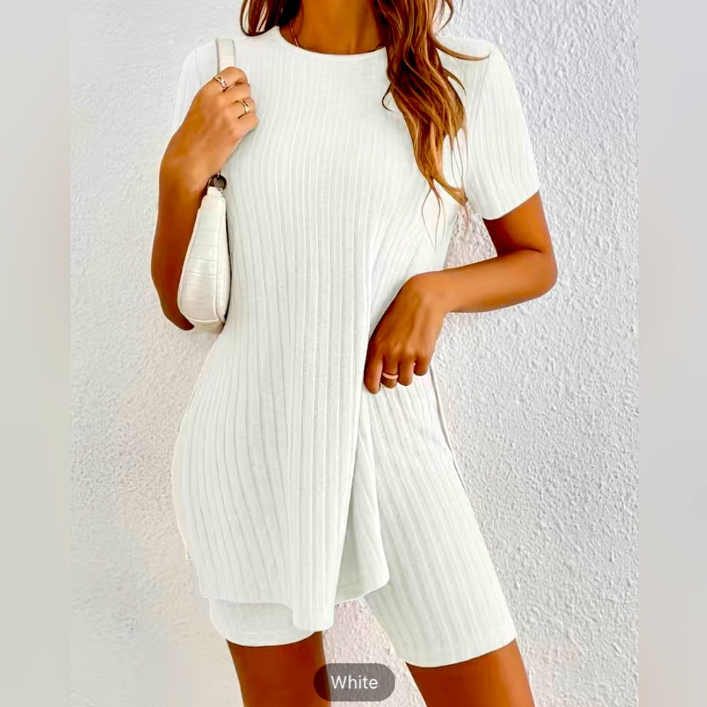Solid, two piece, ribbed short set.